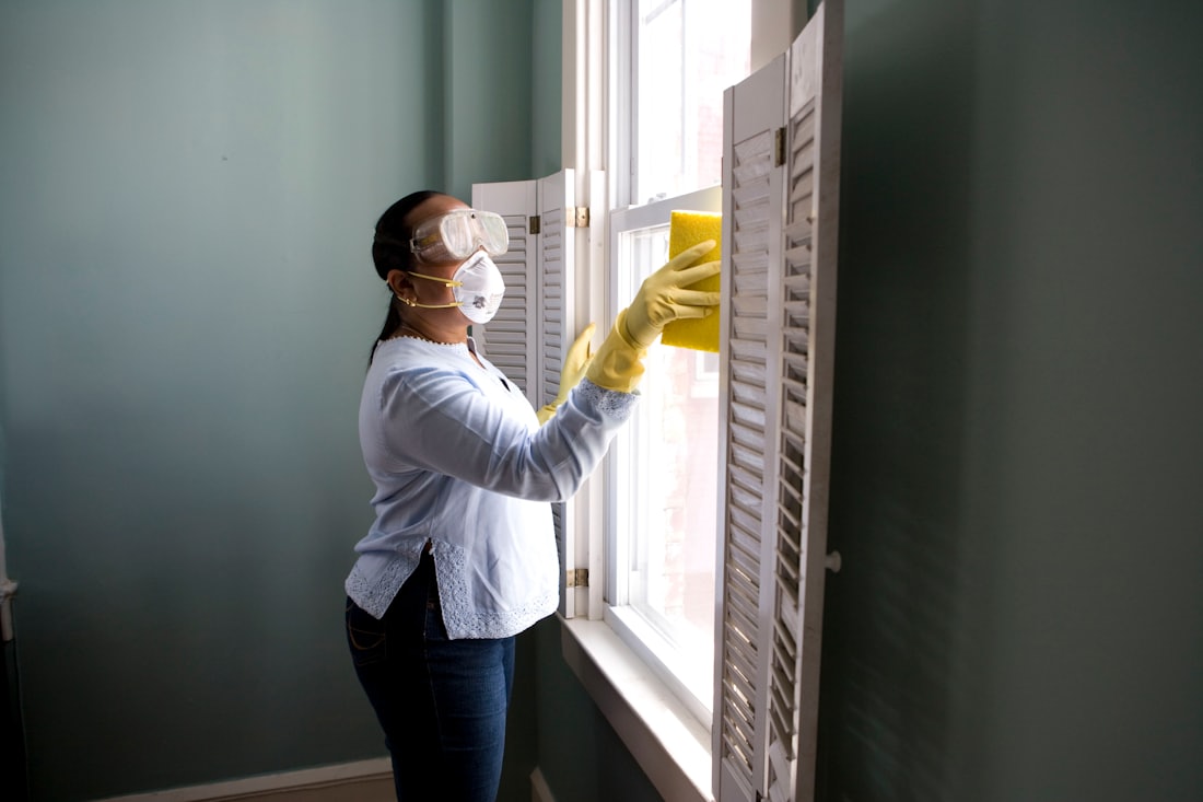 Profesional de limpieza trabajando en un hogar luminoso